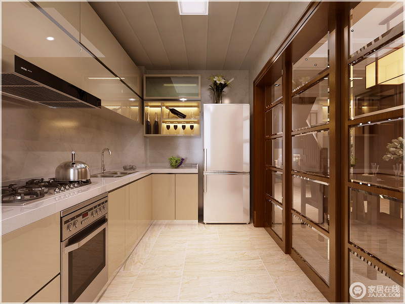 厨房通过格栅玻璃门与餐厅区分，米色烤漆板打造的橱柜充满了劲爽的未来感；电器嵌入整个橱柜的结构中，规整中为主人提供了一个实用的空间。