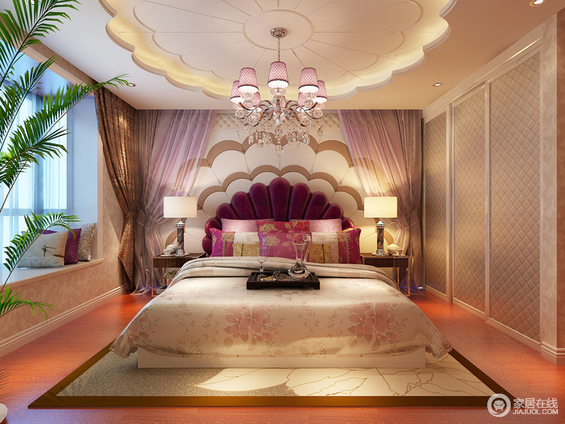 充满浪漫与梦幻的卧室里，天花顶硕大的花朵造型与背景墙仿若孔雀开屏般靓丽的装饰，将空间的优雅与魅惑淋漓彰显出来。床饰印花的点缀，更添了空间甜腻芬芳。