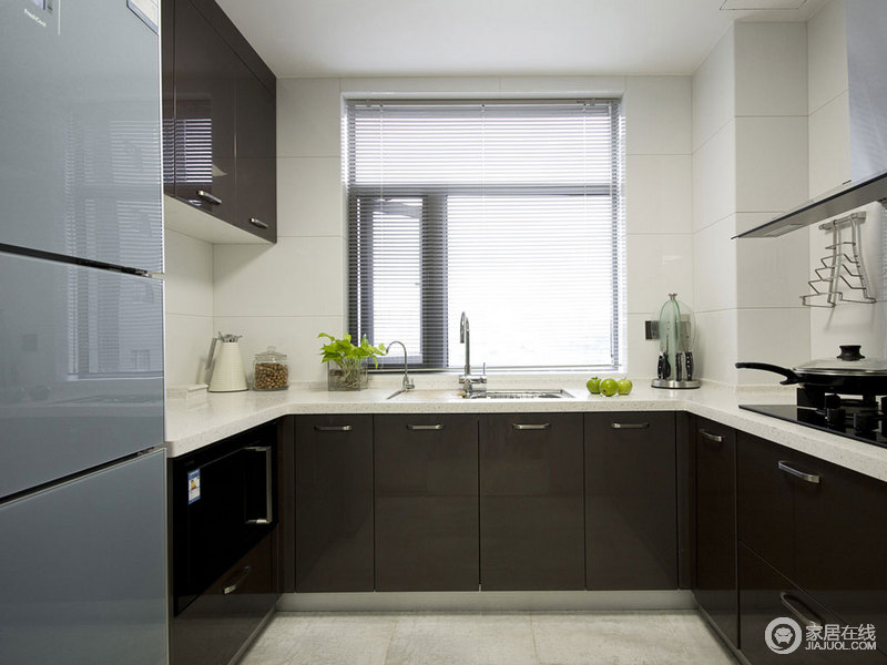厨房以黑白为主，让U型的橱柜更为时尚和实用，简单的用色就将现代感凸显出来，让生活更为舒适。