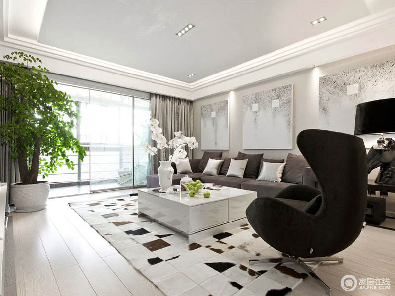 客厅以白色为主，搭配原木地板更是为空间添置了清淡温实；墙面的壁画解决了单调的问题，灰色沙发、黑色蛋壳椅因为白色茶几和地毯，演绎黑白的美学。