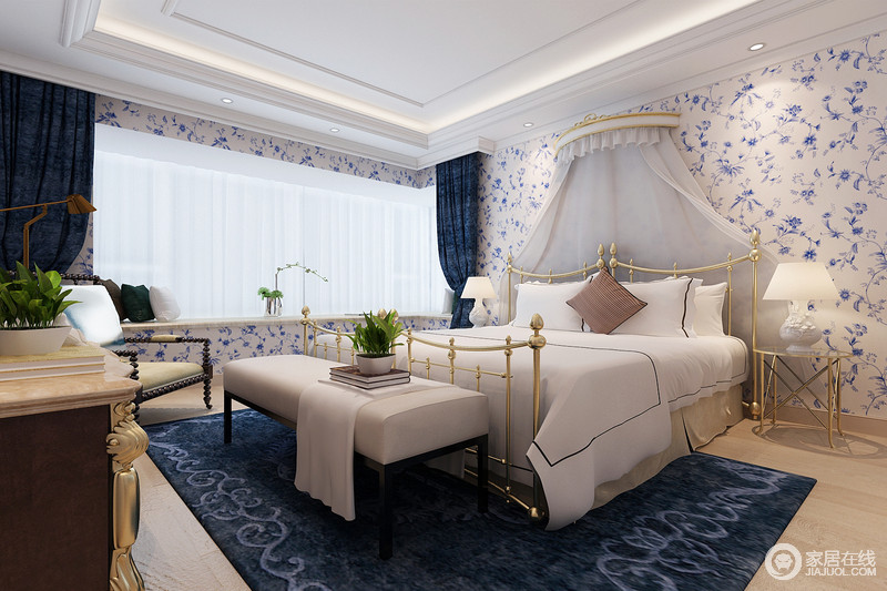 青花瓷样式的壁纸铺就在卧室，白色的床品突显出黄铜双人床的精细，蓝色地毯照映出白色的纯净，更显的空灵；布置有序的床头柜、床尾凳及单人椅都为空间增色，丰富着生活。