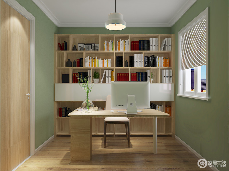书房因为铺贴了原木地板，搭配原木书桌调和出自然朴实与温和，而书柜的几何设计让收纳更具有条理，也尽显几何美学，绿色漆无疑，让生活更为清和、雅静。