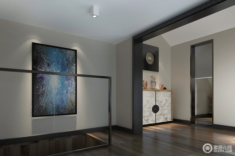 二层走廊中一副星际觉醒的挂画引入了美术创作的出奇，焕发着浩瀚般的意境；新中式白色木质边柜和写实图呈现出小区域的家居品味。