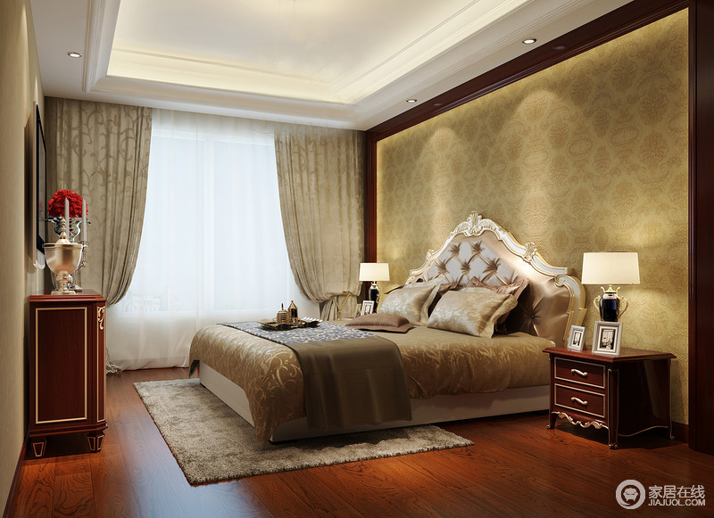 米黄与棕咖色调的温厚，令整个卧室充满了温馨明快；棕红的木质，作为装饰边框和家具，描金镶刻勾勒，高雅而富有内蕴的空间，被营造的风情简约且充满了柔美精细、轻奢华贵。