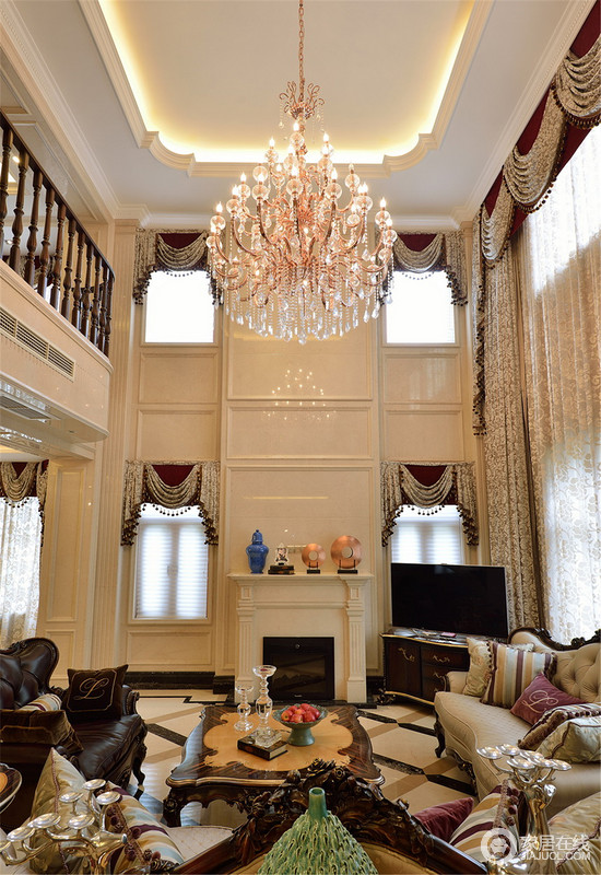 高挑的空间，华美的灯具，淡黄的墙砖，使客厅美轮美奂。