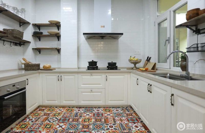 厨房采用白色家具搭配花色地砖，非常具有视觉冲击效果。