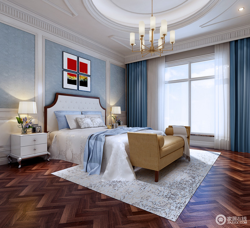 清新的蓝色搭配纯净的白色宛如天空般，使卧室洋溢着隽永柔和，不同饱和度的蓝色，也形成丰富的层次感。姜黄色的尾凳与木色地板，为轻盈空间增添一份沉稳静谧的氛围。