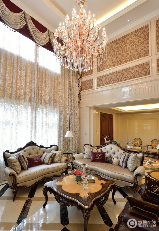 沙发组合有着丝绒的质感以及流畅的木质曲线，将传统欧式家居的奢华与现代家居的实用性完美地结合。