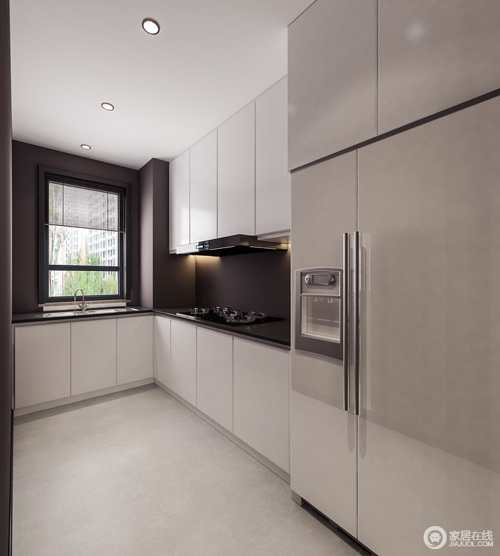 厨房为L型，在格局上将烹饪区和洗菜区分开，简单易操作；黑白色调的橱柜让视觉上的整洁干净，延续出设计的凝练和大气。