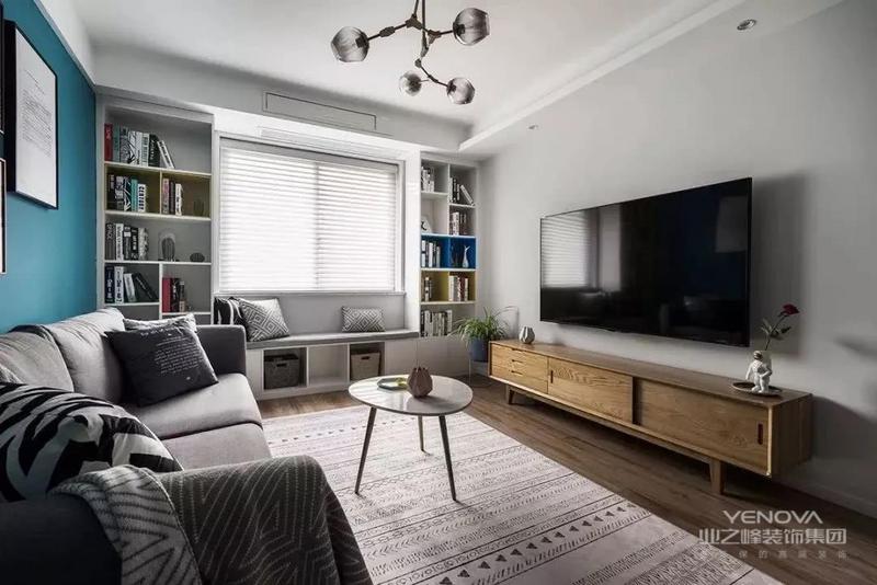浅灰色的电视背景墙更显简洁感，飘窗被改造成休闲区，在两侧打造书柜，增加收纳空间。

