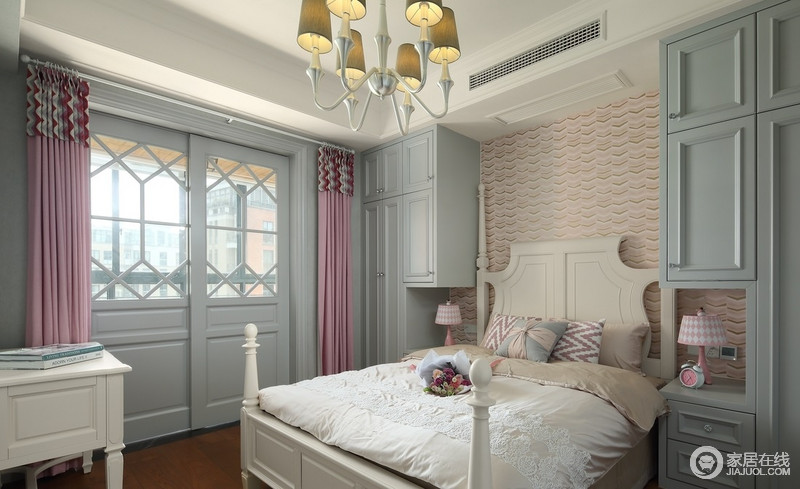 卧室淡雅的绿色木窗和衣柜，搭配肉粉色壁纸，渲染了一个足够和谐、柔和的氛围，而美式四柱床足够舒服，让家多份温馨。