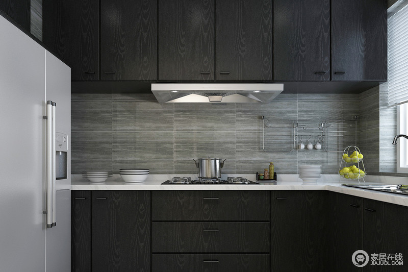 黑色橱柜和灰色大理石打造出现代感十足的厨房，整齐罗列的餐盘和用品呈现出主人对日常生活品质的追求。