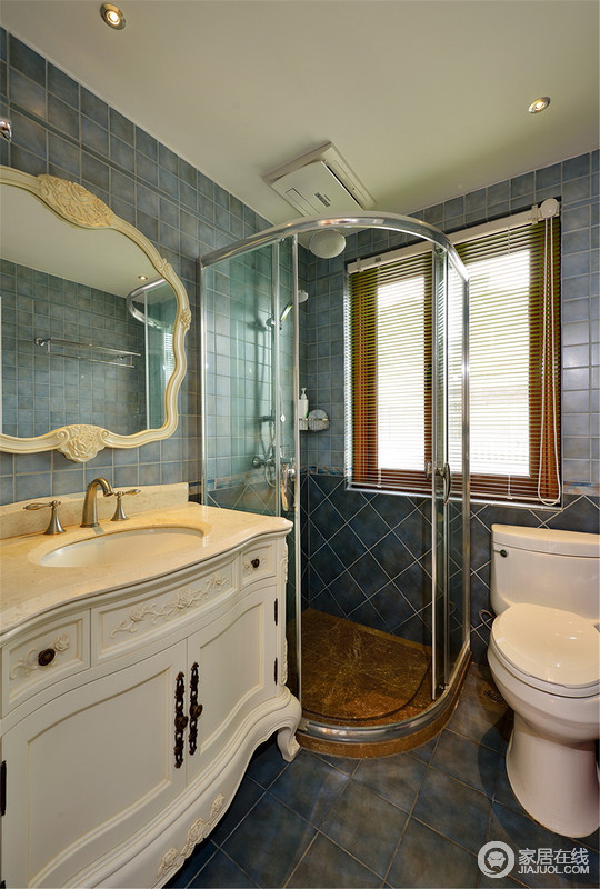 为了凸显美感，我们可以在卫浴颜色的选择上大胆的创新，蓝色的瓷砖配上白色的卫浴是一种很时尚的搭配哦。