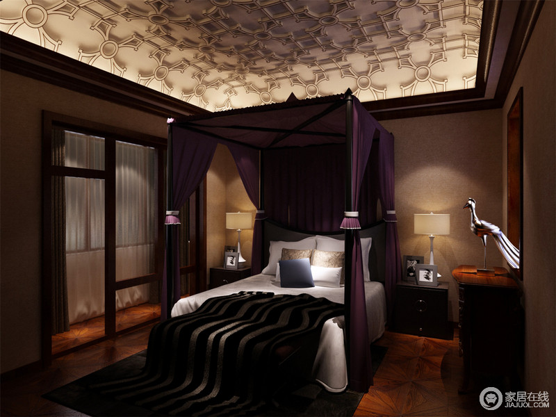 高雅的深紫色床幔下，黑色条纹如浮动的流水漫延至白色床品上。窗台边几柜上，雍容的凤凰带着有凤来仪的寓意，与天花板上繁复的独特图案，构建卧室的魅惑神秘感。