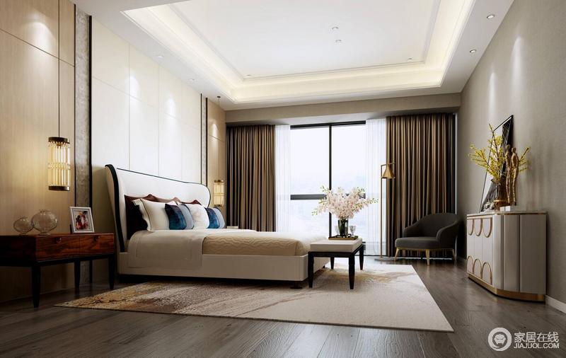 空间线条规整，从矩形吊顶的灯带，到背景墙的白色，给予空间一份纯净与简单；咖色窗帘与抽象纹样的地毯形成色彩上的差异与呼应，让空间具有了层次；现代感的家具与灯具，点缀出质感。