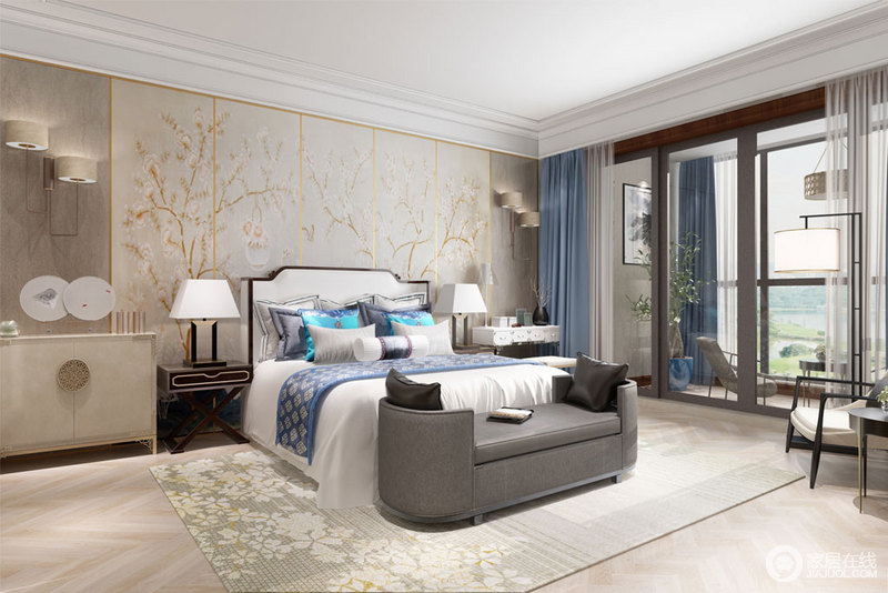 卧室是休憩之所，所以色调上尽可能素简温和。床头背景以中式屏风式样展现，花鸟鱼虫的壁画呼应地毯图案，尽展诗意画境；床上蓝色布艺，氲出清爽婉约的情调。