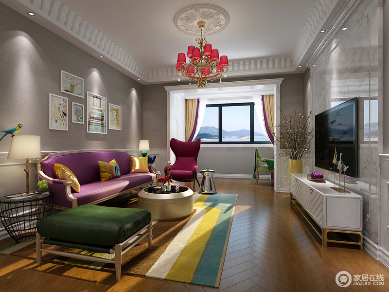 复古的客厅实则是一个多姿多彩的时髦空间；粉色沙发和绿色金属坐凳色彩反差强烈，尤为妩媚动人；精致的白色边柜和笼形铁艺边几风格迥异，却彰显着各自的特性，蓝黄色条纹地毯渲染得尤为明快。