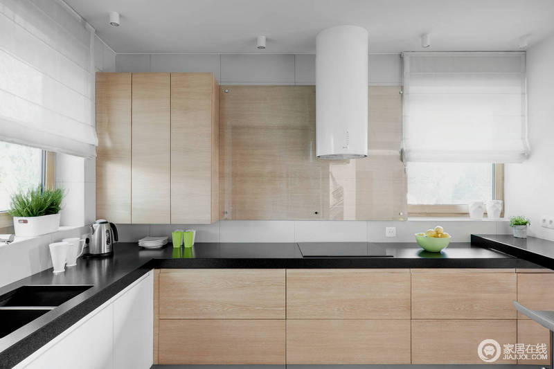 厨房整体设计以黑白为主调，白色橱柜与黑色大理石台面形成经典的现代时尚；而橱柜则选用实木来装饰，令空间多了份生活的朴实和自然的清爽。
