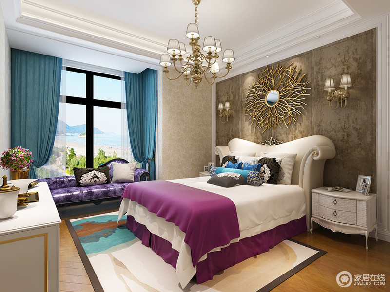 纯白的空间之中加入咖色来营造稳重感，枚红色床毯、紫色沙发、靛蓝色窗帘杂糅出艳娇俏丽；黄铜放射状镜饰、欧式壁灯、暖融融的彩色地毯锦上添花，使空间变得尤为华美、贵气。