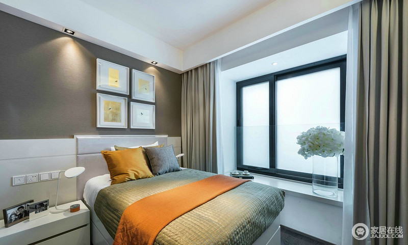 卧室里温暖的咖色搭配纯净的白色，雅致中冷暖色调平衡；青绿色的床品上橙黄床旗和姜黄色靠包混搭，为沉静的空间点燃活泼的热情。