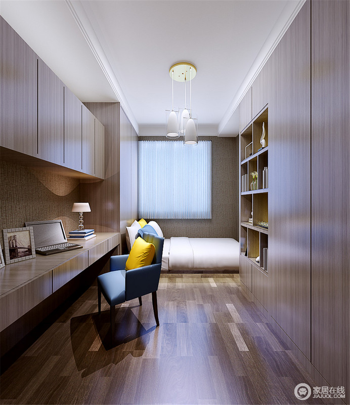 强收纳居是整个空间的主题，设计师将狭长式的卧室改造成书房、卧室一体化。大面积的入墙式收纳柜和置物架结合，收纳壁橱和长条式书桌结合，释放出更多的空间，蓝黄的点缀让空间多了一抹活力。