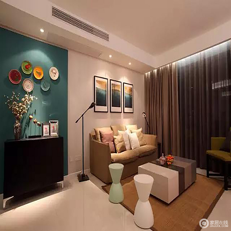 ▲棕色的地毯、沙发和窗帘，这三种布艺家纺结合起来，能给空间带来舒适而温馨的气氛。