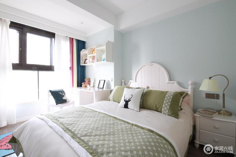 卧室延用舒适、沉稳的色调，来营造一种安静和谐的气氛。在以浅灰色为主调的场景布置中，借用蓝色窗帘、绿色收纳柜作局部点缀，达到视觉平衡的作用，也为空间增添一份情趣。