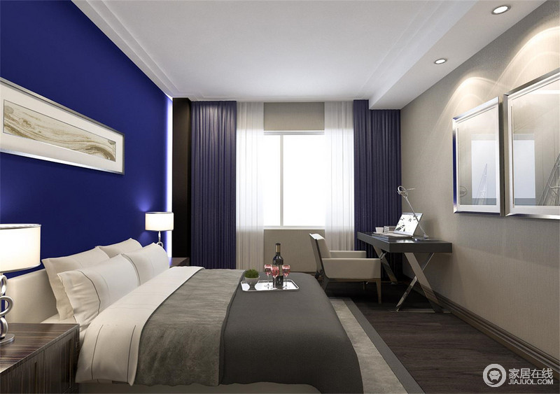 卧室以驼灰色为主，与床品一气呵成表达素色优雅；现代感的家具色调尤为素沉，以实用表现质感；设计师为了提亮整个空间，以靛蓝色背景墙和蓝色窗帘为空间注入色彩，多了时尚，也多了份活力。