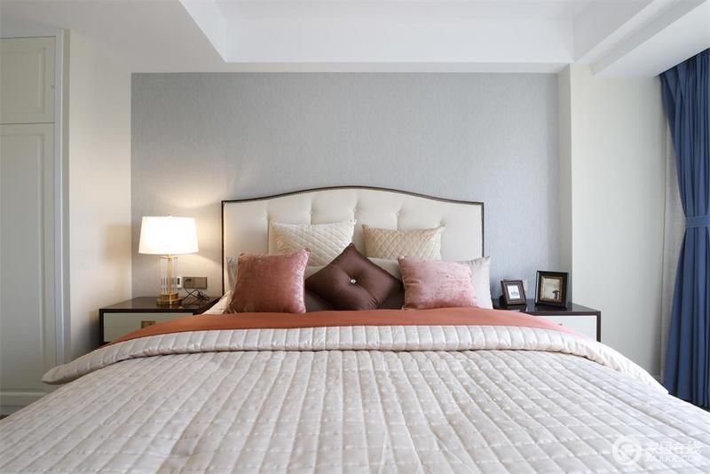 卧室简单的以浅色漆来粉刷背景墙，以面状感的设计增加空间的雅致；藏蓝色窗帘搭配布艺，让空间温馨而不失优雅；床头柜对称的陈列，更表达了东方意蕴、和谐之调。