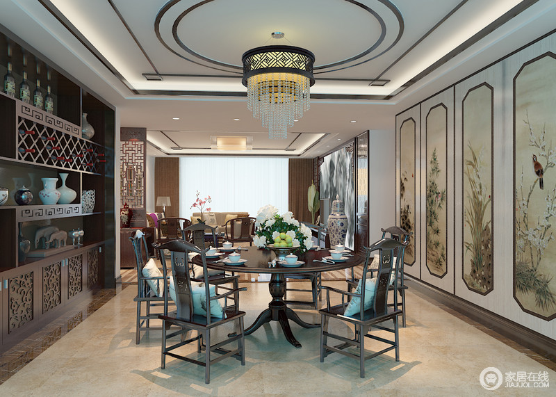 餐厅墙面利用梅兰竹菊来表达典型中国文化，意蕴悠长；花窗格柜子上雕刻得回字形花纹也可谓妙趣风雅。