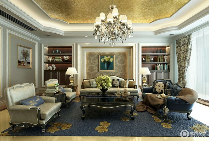 金箔贴满天花顶，提亮整个空间的色调。对称式的家具摆件使会客厅显得规矩且规律，而细节上的呼应，也使空间洋溢着复古稳重的艺术气息。