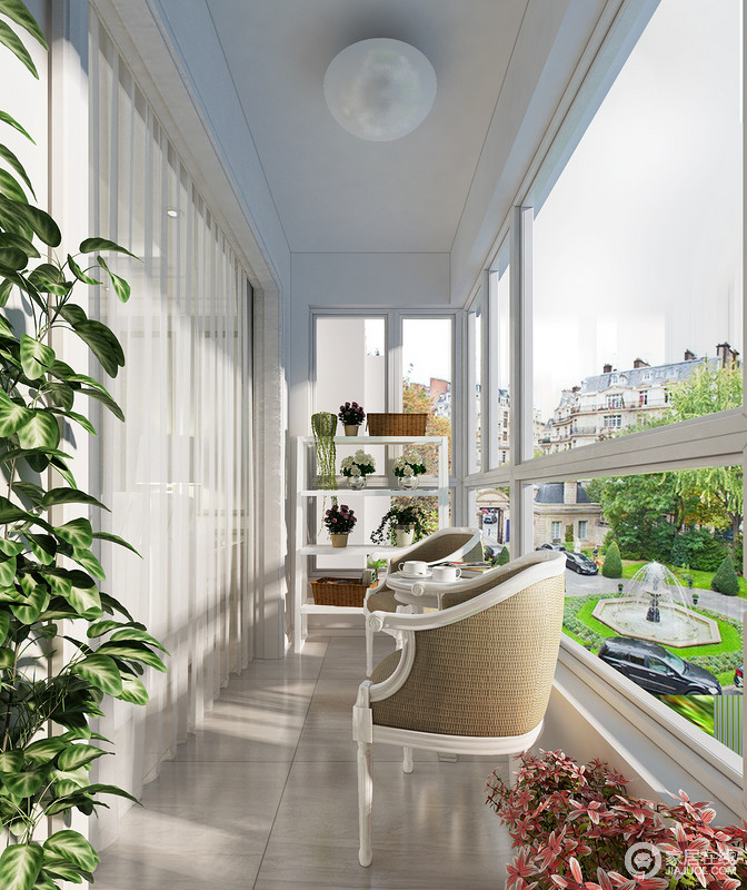 阳台以驼色砖石铺贴地面，搭配白色塑钢窗，营造窗明几净的感觉；简单的收纳架搭配美式古典的沙发，让空间格外温和、庄重。