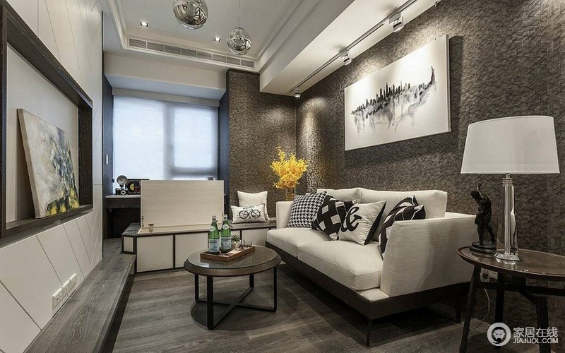 客厅用富有肌理的褐色壁纸铺贴沙发墙，并与白色沙发、装饰画及电视墙形成视觉层次；设计师巧妙的在飘窗处，增加了休闲收纳设计。