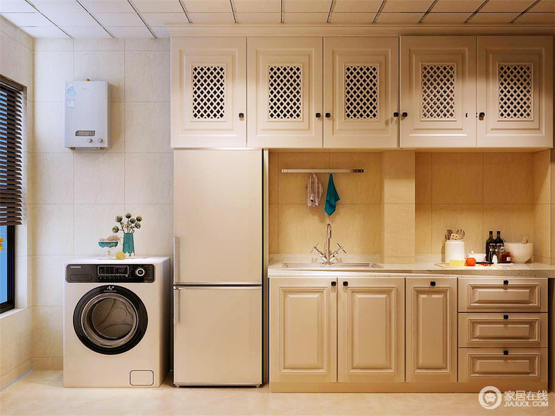 白色的整体橱柜搭配白色的台面让厨房显得整洁清爽，冰箱高度正好与橱柜的高度相符合，增加空间的整体性。由于厨房空间较大，所以洗衣机置放在厨房里，并与冰箱形成高低差。