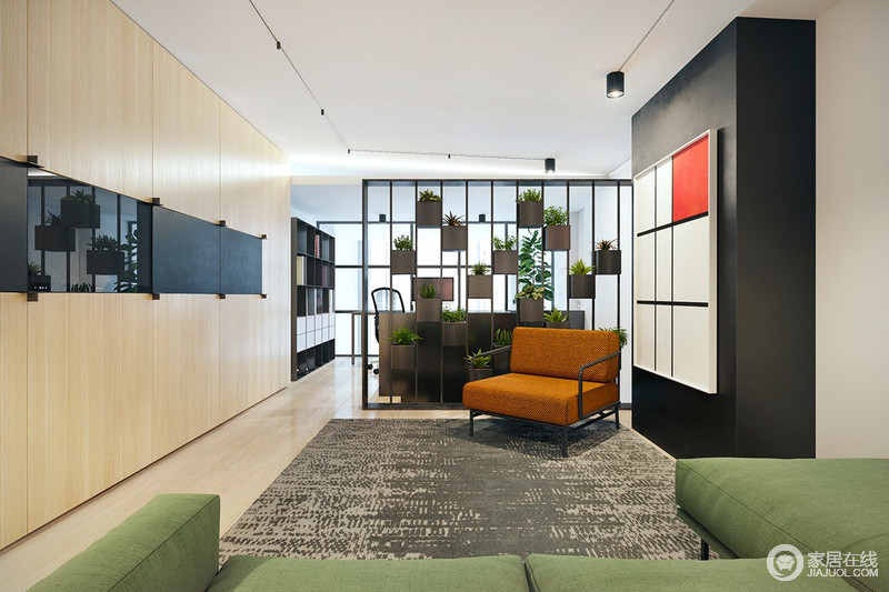 办公空间的设计，绿植的隔墙让书房和会客间成为独立的空间，也让空间充满生命力