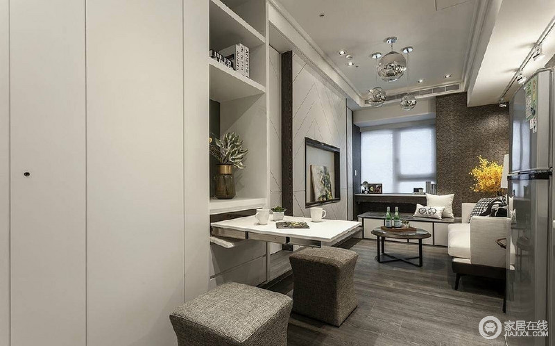 空间很狭小，餐厅和客厅连在一起，选用的嵌入式可推拉桌子，节省空间。