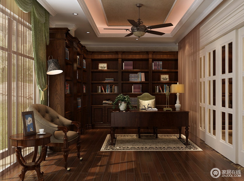 从地面到书柜等家具都采用深褐色，虽整齐划一，格调一致，却呈现出肃穆的氛围，白色格栅门建立了新的视觉，让人突感清晰和明亮。