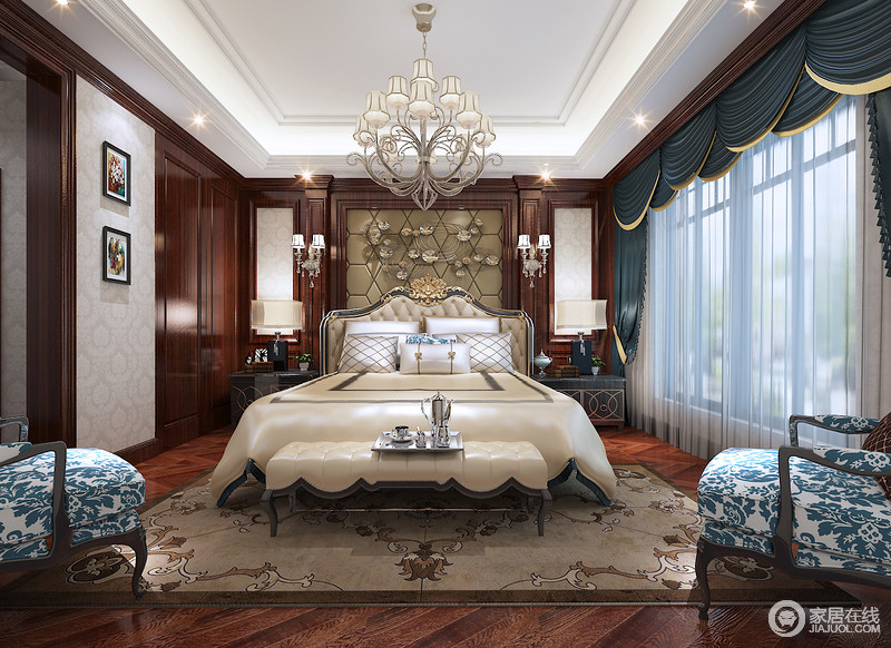 卧室以褐色为主，沉稳而庄重，乳色调的床品将轻色带入空间，多了些许温情，土色地毯将其自然过渡，并无不足；两把蓝白花纹扶手椅对称于两端，延续着新古典的格调。