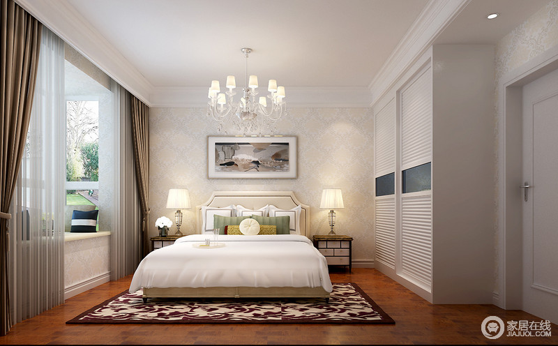 卧室通过色彩中和了苍白，显得更为和暖；酷似斑马纹的地毯将白色床品和实木砖式床头柜搭配出简约的大气，加深了对称设计的和谐之美；榻榻米略显惬意，令简欧设计的空间更实用。