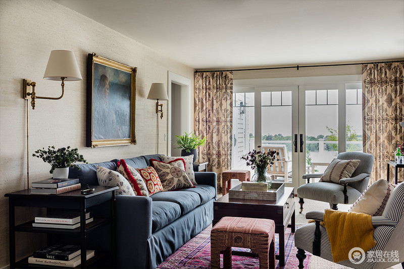 古典高雅的客厅，充斥着简欧式田园风格的气息。