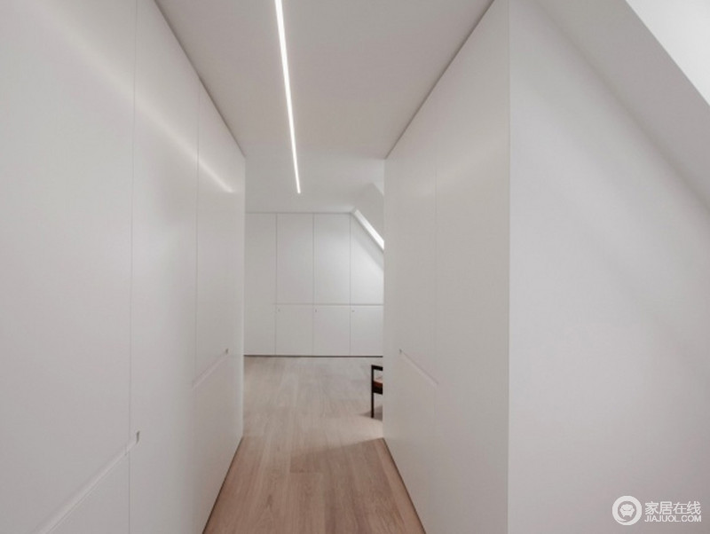走廊因为结构的原因而显得具有空间感，整个空间的墙面以白色为主，给人营造块状感；走廊的吊顶因为条形灯带而多抽象艺术，实木地板却仍你能够清晰地看见整个空间的格局。