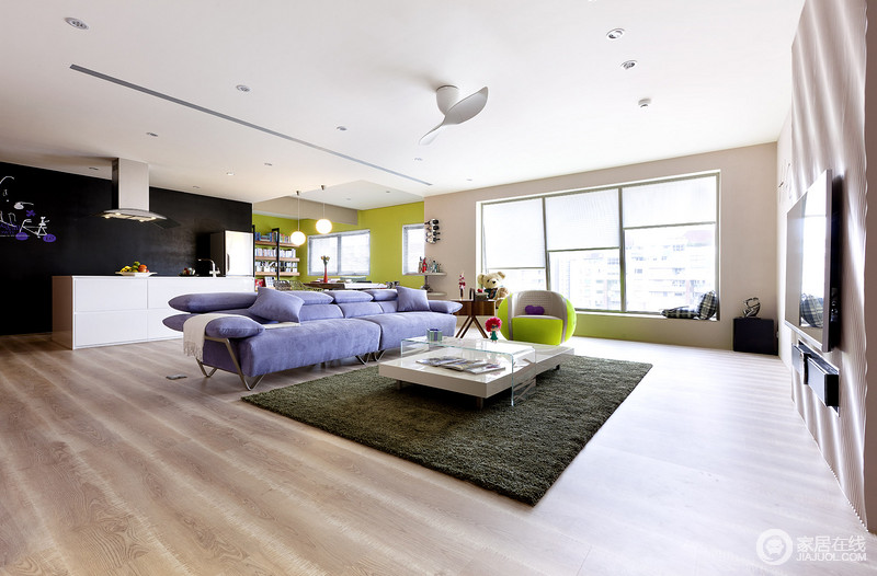 无隔阂的大尺度空间设计，让人进入客厅就拥有是绝无线延伸的舒适感受。
