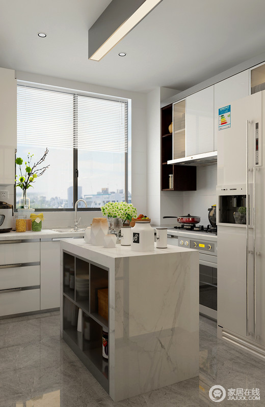 厨房选择清新的白色，呈现出干净整洁感；设计师在中央布置了岛台，便于日常烹饪时的便捷使用，同时也加大了空间的收纳功能。