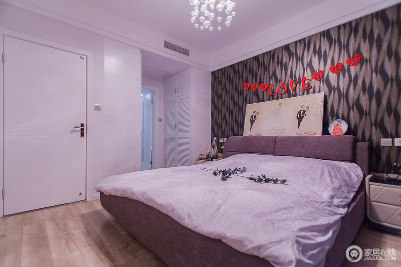 卧室的设计并非一定由多姿多彩的色调和层出不穷的造型来营造气氛。