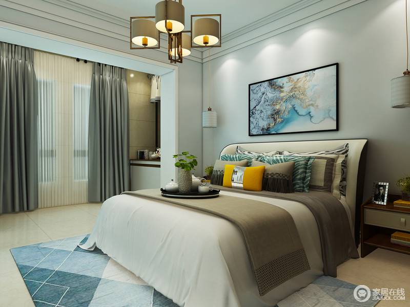卧室以莫迪兰为空间着色，海滩照与中性色的床品看似互不搭配，却在无形中提升了空间沉寂与安适，以冷暖之间的平衡，让你住得舒适。