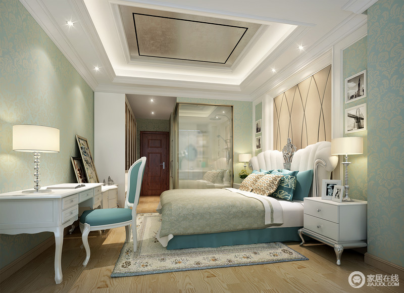 地面浅木纹地板和青绿色壁纸奠定了空间中清新的凉意，更选用浅蓝色床品来增加卧室的清爽格调。
