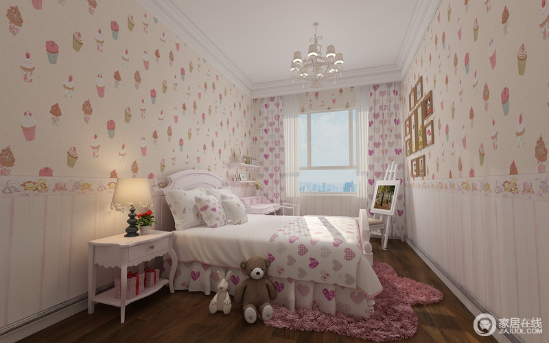 在这个典型的女孩房里，设计师以冰激凌墙纸、桃心粉白床品来突出清婉惬意的格调；白色的家具让空间的氛围尤为轻快，照片墙和画架无疑更显生活情调。