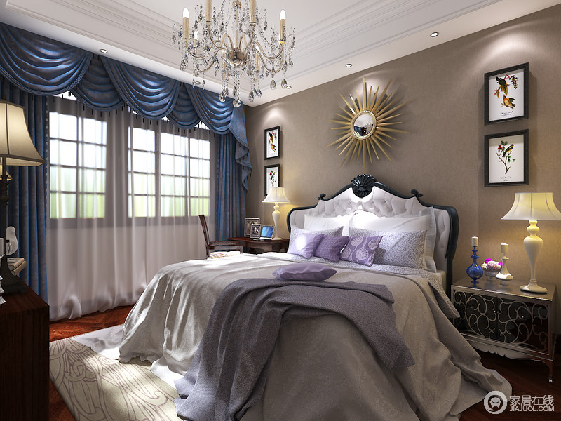 驼色的墙面可以容纳更多的装饰品，如黄铜镜饰、挂画等，宝蓝色罗马帘与璀璨的吊灯营造出浪漫的氛围，并与紫色床品相融合，塑造了一个温馨而唯美的卧室。