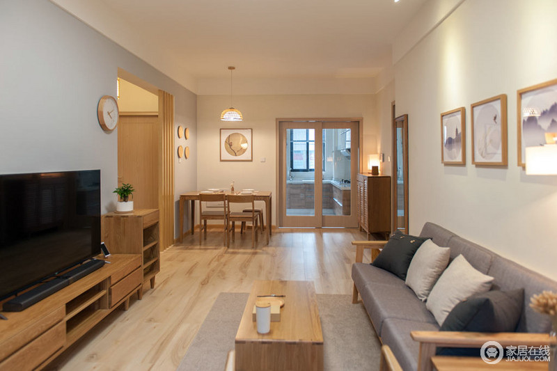经典日式风格的客厅简直就是一所原木之地，从地面到门框，从电视柜到各种各样的家具、摆饰，淡黄暖色调让生活格外温馨。