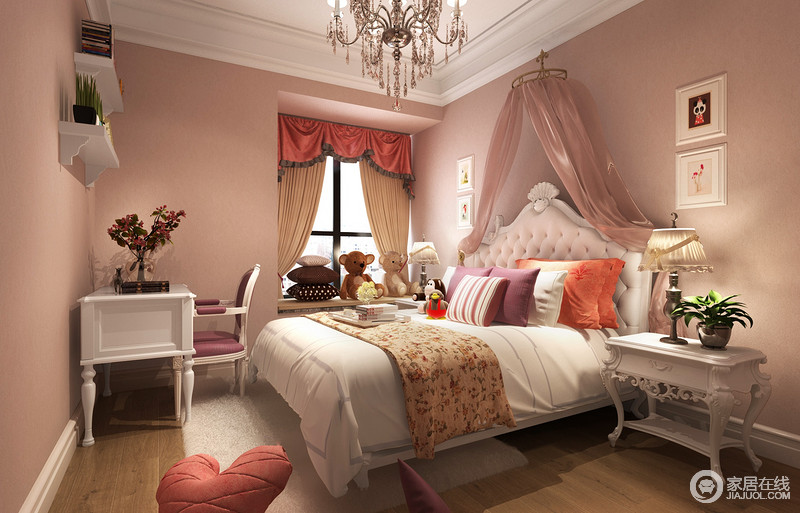 晶粉色的儿童房充满了甜美浪漫气息，双人床和床头柜及书桌，则以白色搭配组合，清新的粉白营造了满室的梦幻感；双人床布艺和窗帘及床幔，以不同红粉紫的色调，隽永缤纷的点缀，条纹、碎花图案更添细腻活泼。